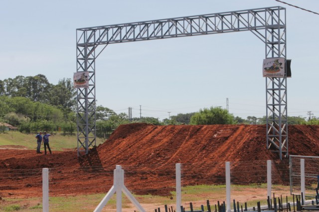 Estruturas das arquibancadas, camarotes e boxes começam a ser montadas no Arena Mix