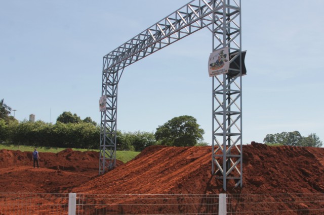 Estruturas das arquibancadas, camarotes e boxes começam a ser montadas no Arena Mix