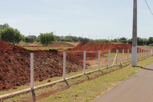 Estruturas das arquibancadas, camarotes e boxes começam a ser montadas no Arena Mix