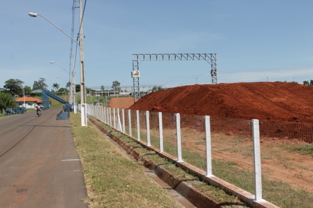 Estruturas das arquibancadas, camarotes e boxes começam a ser montadas no Arena Mix