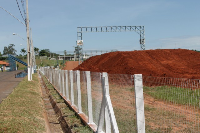 Estruturas das arquibancadas, camarotes e boxes começam a ser montadas no Arena Mix