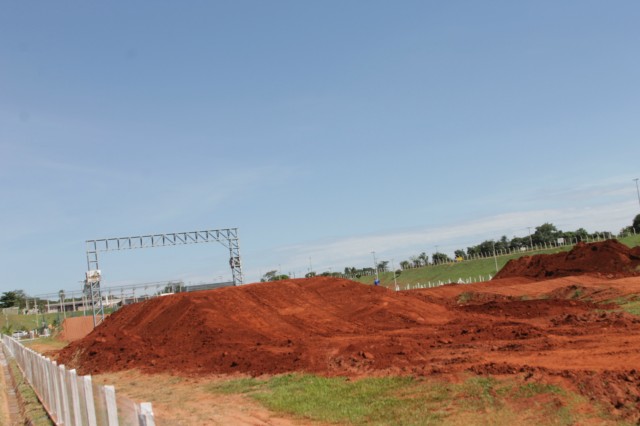 Estruturas das arquibancadas, camarotes e boxes começam a ser montadas no Arena Mix