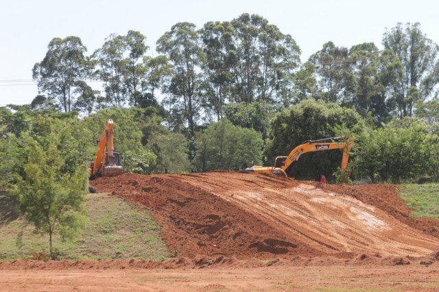 Estruturas das arquibancadas, camarotes e boxes começam a ser montadas no Arena Mix