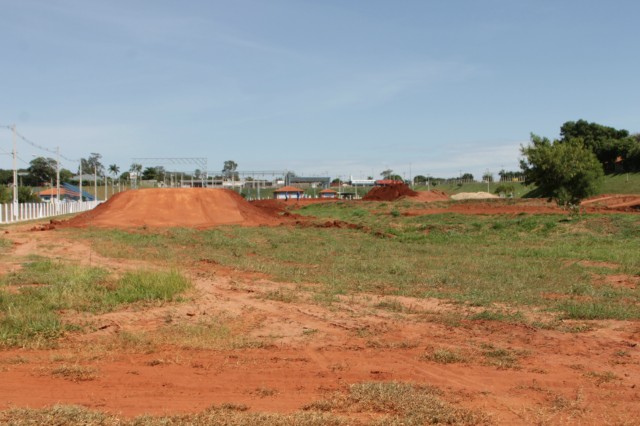 Estruturas das arquibancadas, camarotes e boxes começam a ser montadas no Arena Mix