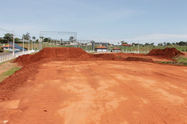 Estruturas das arquibancadas, camarotes e boxes começam a ser montadas no Arena Mix