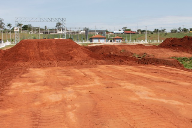 Estruturas das arquibancadas, camarotes e boxes começam a ser montadas no Arena Mix