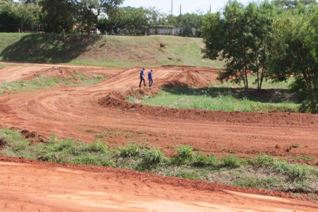 Estruturas das arquibancadas, camarotes e boxes começam a ser montadas no Arena Mix