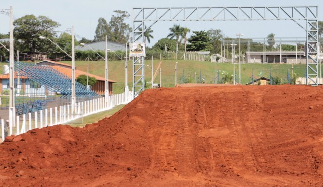 Estruturas das arquibancadas, camarotes e boxes começam a ser montadas no Arena Mix