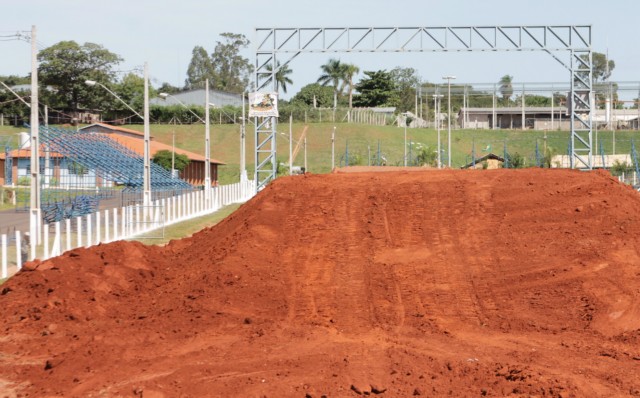 Estruturas das arquibancadas, camarotes e boxes começam a ser montadas no Arena Mix