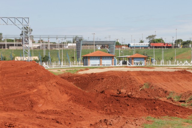 Estruturas das arquibancadas, camarotes e boxes começam a ser montadas no Arena Mix