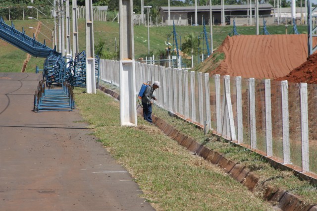 Estruturas das arquibancadas, camarotes e boxes começam a ser montadas no Arena Mix