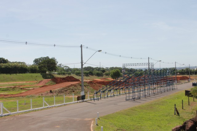 Estruturas das arquibancadas, camarotes e boxes começam a ser montadas no Arena Mix