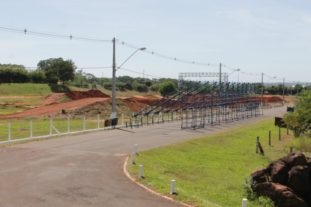 Estruturas das arquibancadas, camarotes e boxes começam a ser montadas no Arena Mix