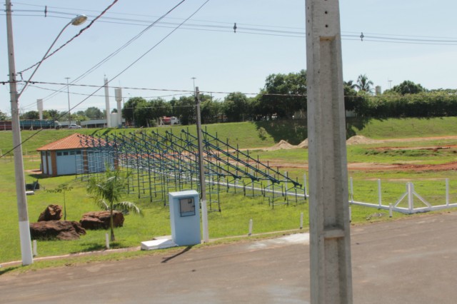 Estruturas das arquibancadas, camarotes e boxes começam a ser montadas no Arena Mix