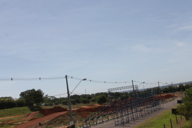 Estruturas das arquibancadas, camarotes e boxes começam a ser montadas no Arena Mix