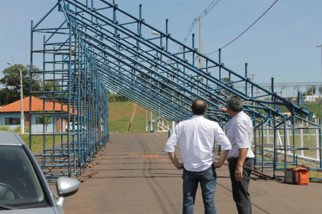 Estruturas das arquibancadas, camarotes e boxes começam a ser montadas no Arena Mix