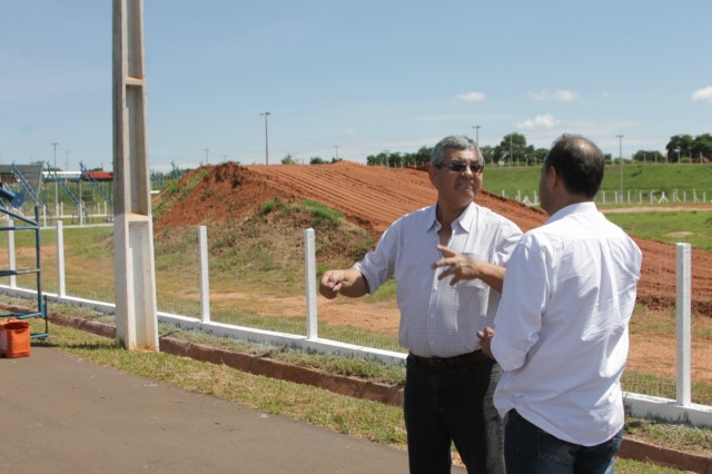 Estruturas das arquibancadas, camarotes e boxes começam a ser montadas no Arena Mix