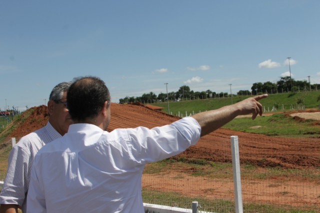 Estruturas das arquibancadas, camarotes e boxes começam a ser montadas no Arena Mix