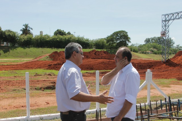 Estruturas das arquibancadas, camarotes e boxes começam a ser montadas no Arena Mix