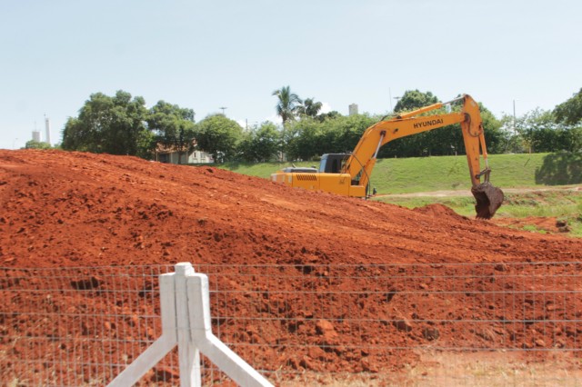 Estruturas das arquibancadas, camarotes e boxes começam a ser montadas no Arena Mix