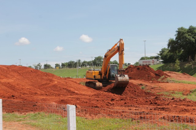 Estruturas das arquibancadas, camarotes e boxes começam a ser montadas no Arena Mix