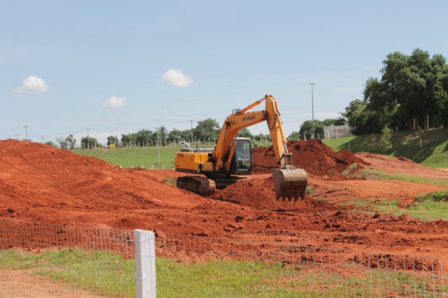 Estruturas das arquibancadas, camarotes e boxes começam a ser montadas no Arena Mix