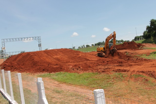 Estruturas das arquibancadas, camarotes e boxes começam a ser montadas no Arena Mix