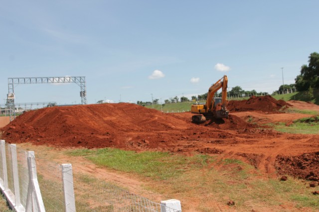 Estruturas das arquibancadas, camarotes e boxes começam a ser montadas no Arena Mix