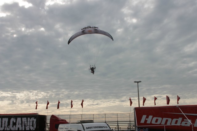 Emoção na pista e no ar durante a corrida no Arena Mix