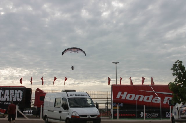 Emoção na pista e no ar durante a corrida no Arena Mix