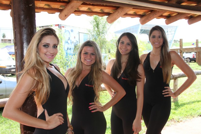 Patrocinador traz modelos para a divulgação da marca durante o evento