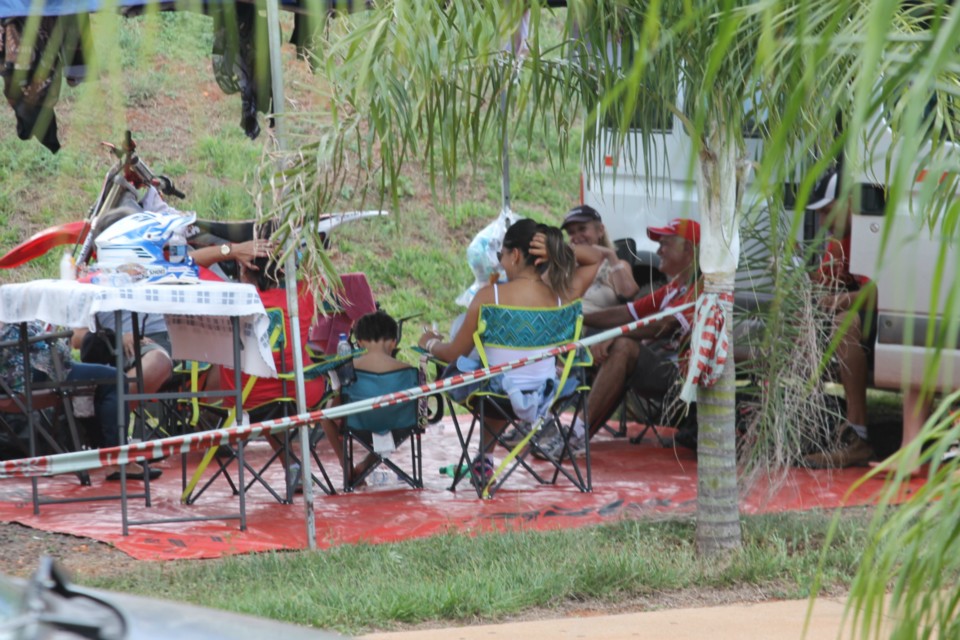 Após treinos pela manhã, o Circo do Motocross descansa