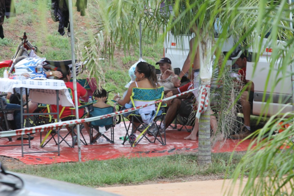 Após treinos pela manhã, o Circo do Motocross descansa