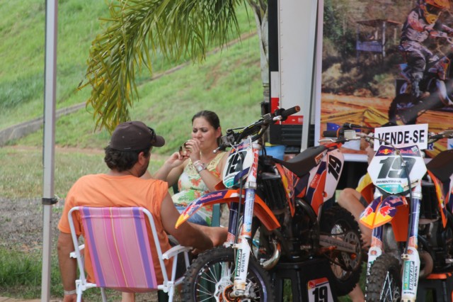 Após treinos pela manhã, o Circo do Motocross descansa