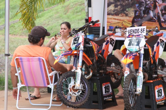 Após treinos pela manhã, o Circo do Motocross descansa