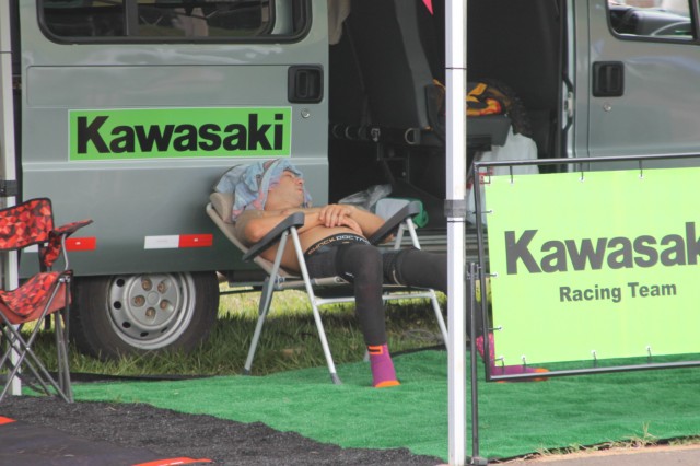 Após treinos pela manhã, o Circo do Motocross descansa