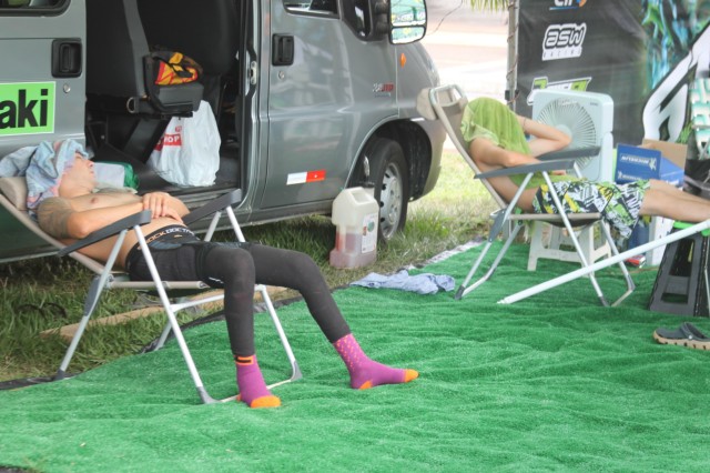 Após treinos pela manhã, o Circo do Motocross descansa