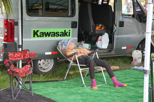 Após treinos pela manhã, o Circo do Motocross descansa