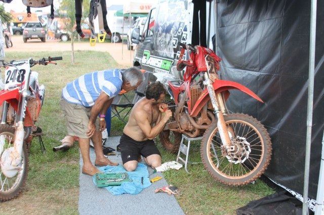 Após treinos pela manhã, o Circo do Motocross descansa