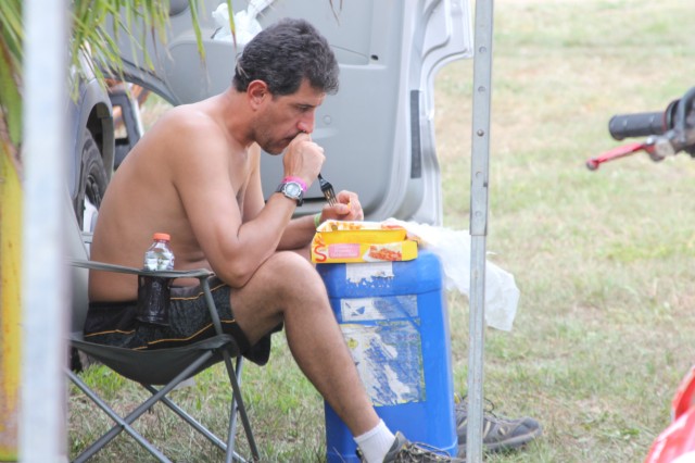 Após treinos pela manhã, o Circo do Motocross descansa