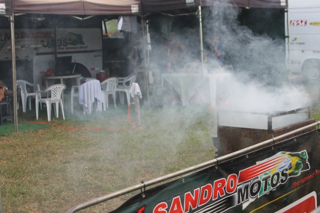 Após treinos pela manhã, o Circo do Motocross descansa