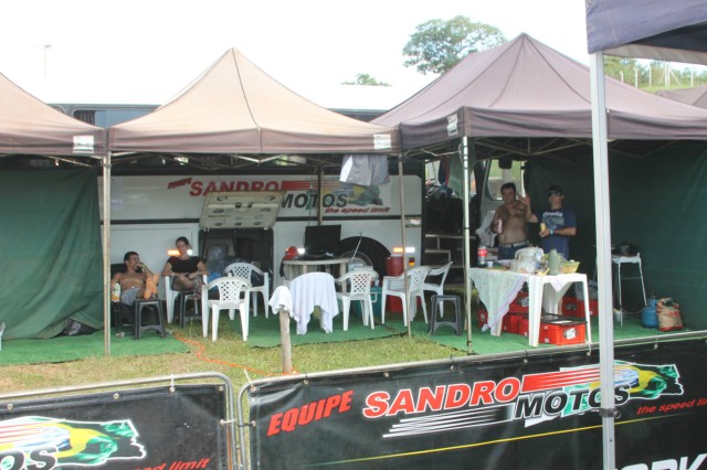 Após treinos pela manhã, o Circo do Motocross descansa