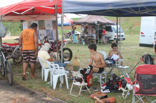 Após treinos pela manhã, o Circo do Motocross descansa