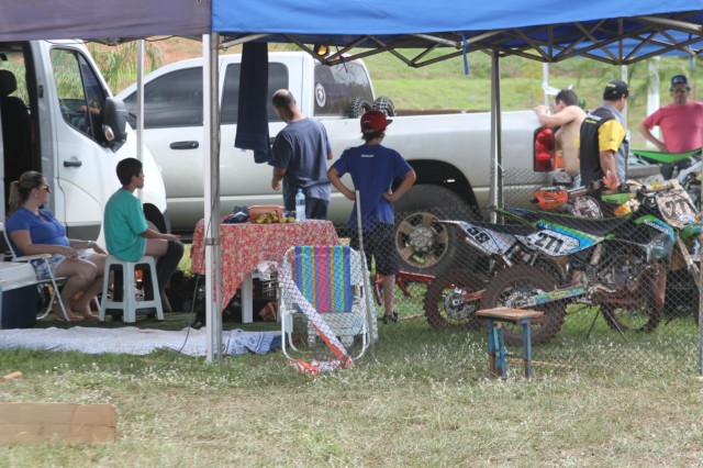 Após treinos pela manhã, o Circo do Motocross descansa