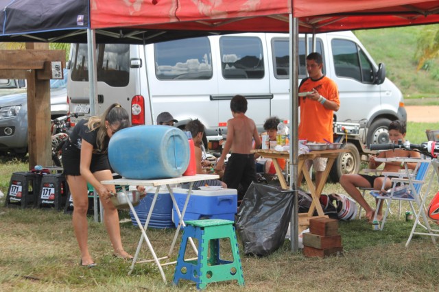 Após treinos pela manhã, o Circo do Motocross descansa