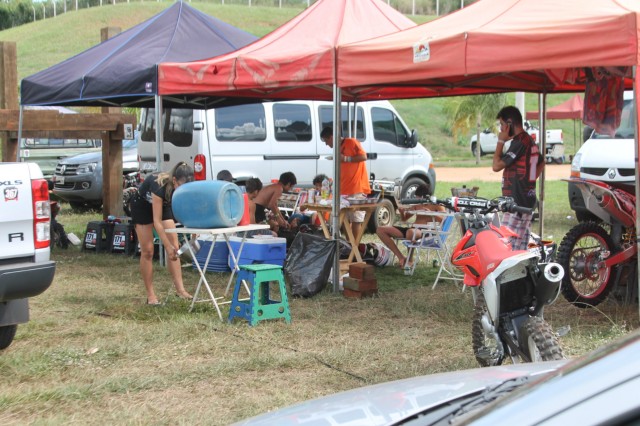 Após treinos pela manhã, o Circo do Motocross descansa