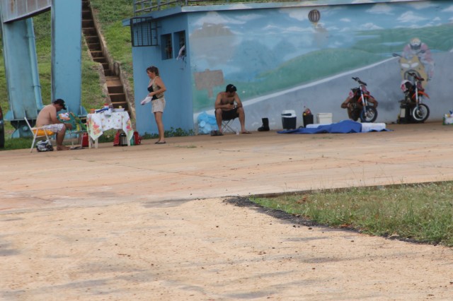 Após treinos pela manhã, o Circo do Motocross descansa