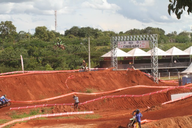 As disputas e as manobras radicais dos pilotos no Arena Mix