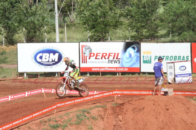 As disputas e as manobras radicais dos pilotos no Arena Mix