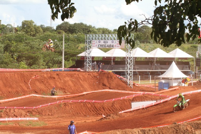 As disputas e as manobras radicais dos pilotos no Arena Mix